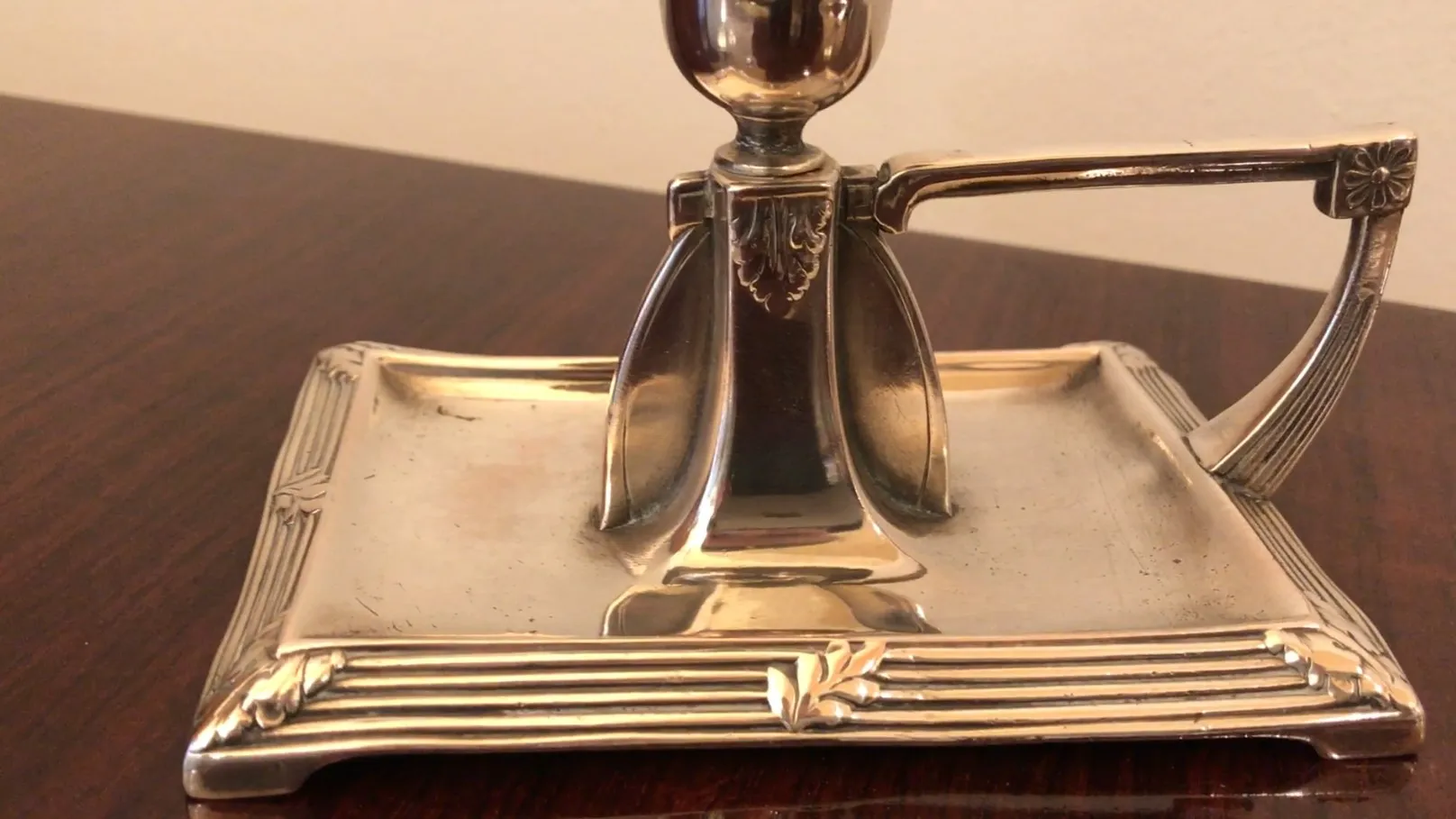 candiários antigos com base decorativa e detalhes sutis