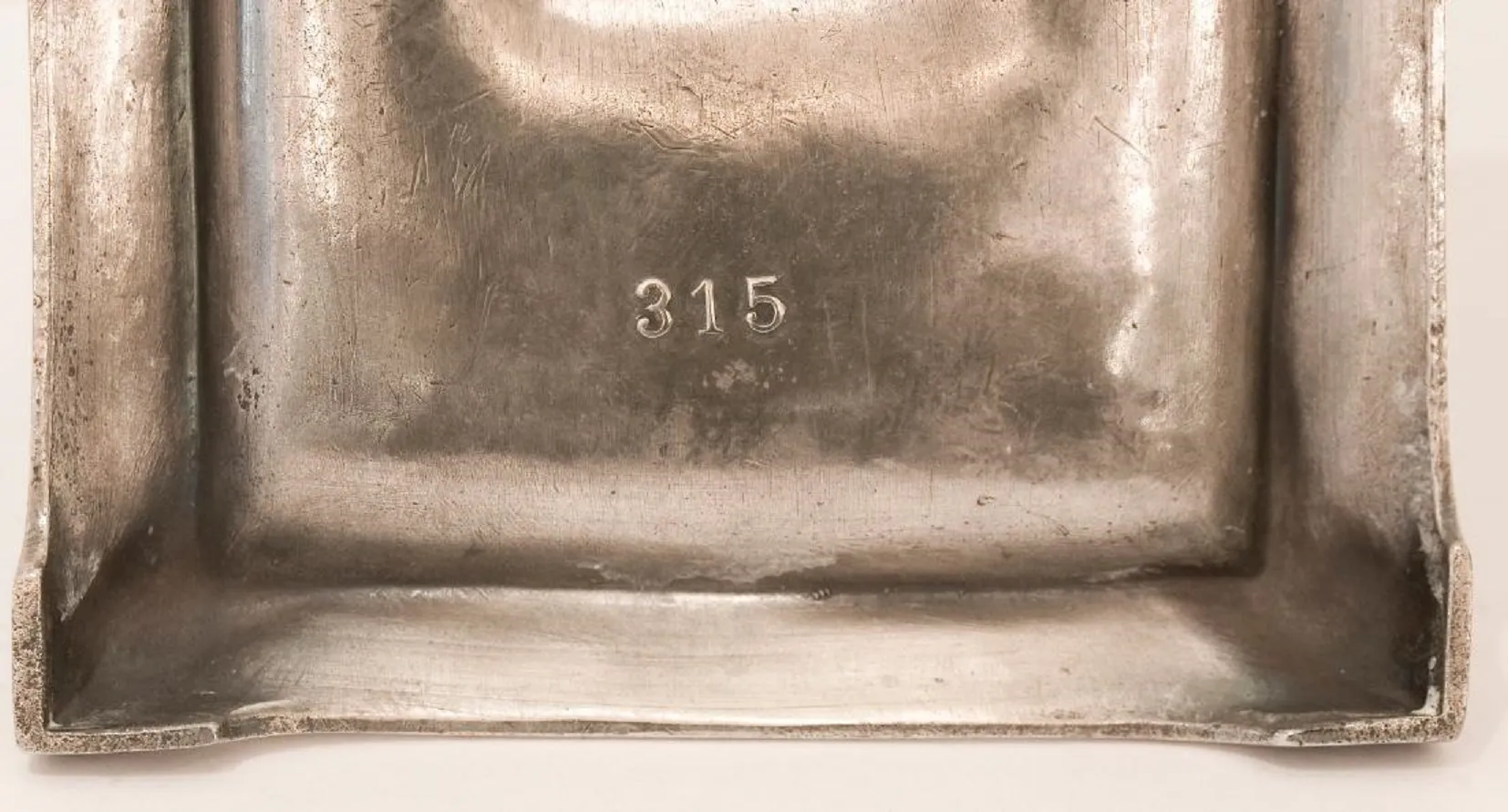 दो प्राचीन कैंडेलब्रा, सुरुचिपूर्ण डिज़ाइन, सजावटी संदर्भ