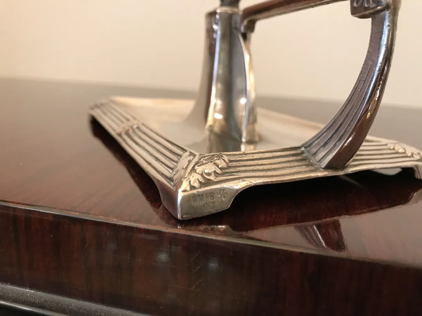 Deux candélabres anciens art nouveau sur une surface en bois foncé