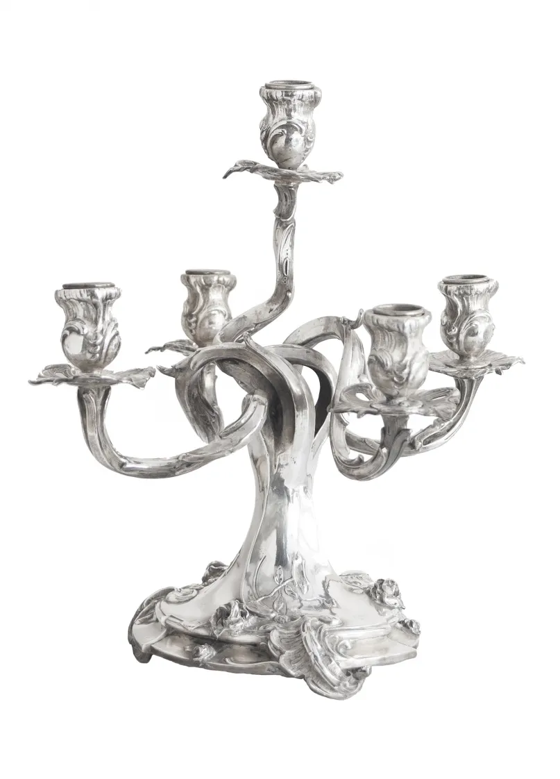 candelabros antiguos decorativos con cinco brazos y base detallada