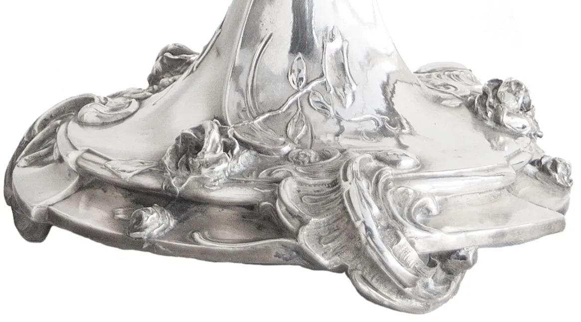 Candélabres anciens avec motif floral à la base.