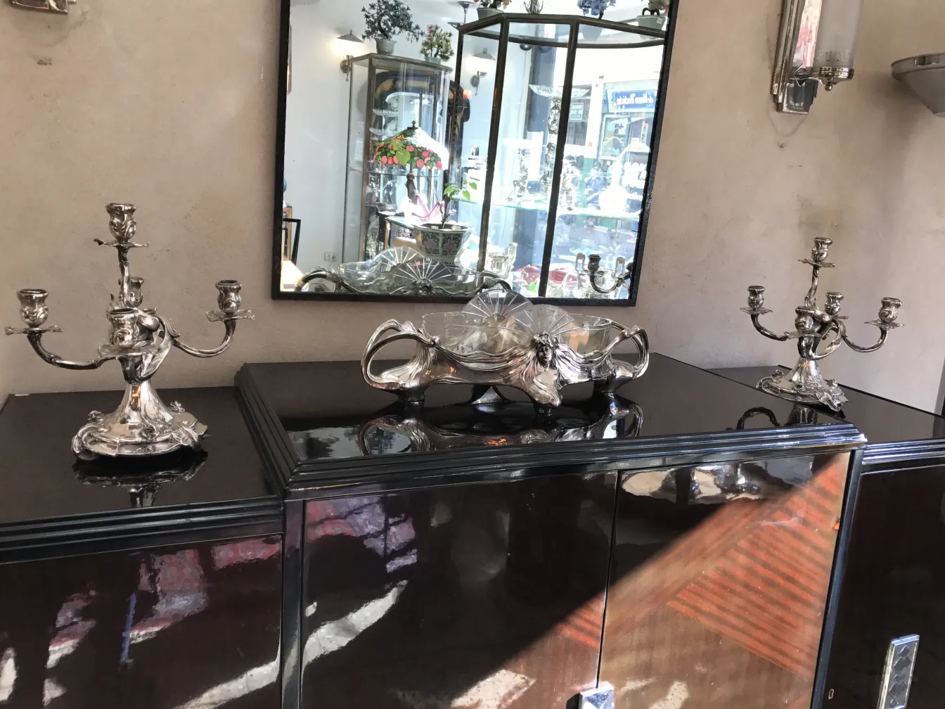 due portacandeli antichi art nouveau, bei dettagli belli, in un ambiente classico