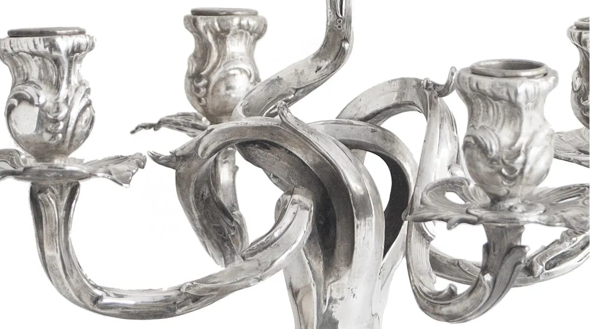 deux candelabres anciens avec détails artistiques