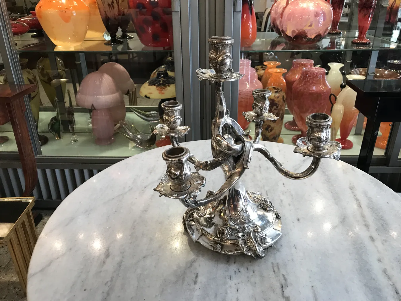 古董蜡烛台的装饰设计，背景五彩斑斓