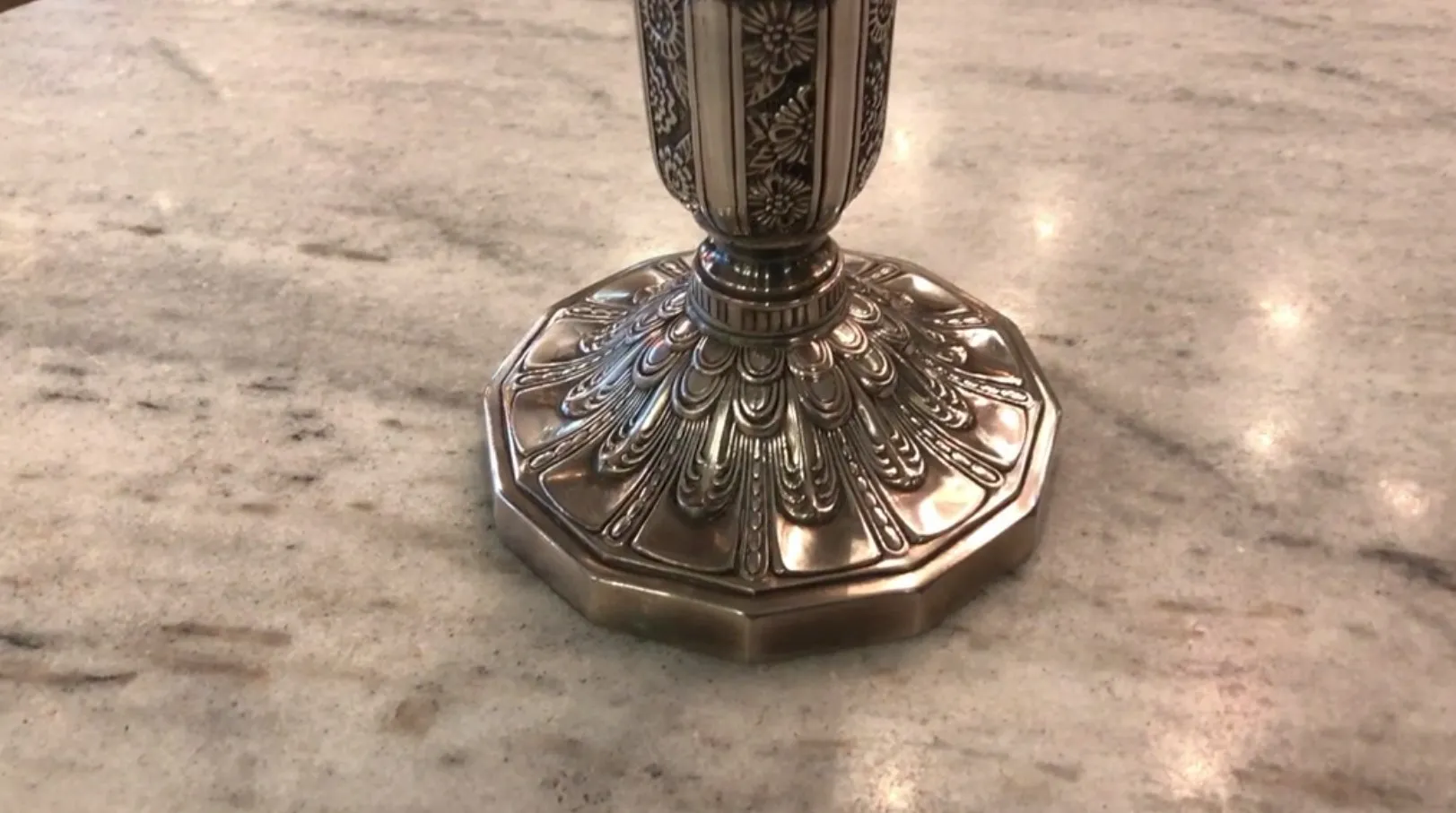 Ornamentale Details der 2 antiken Kerzenhalter