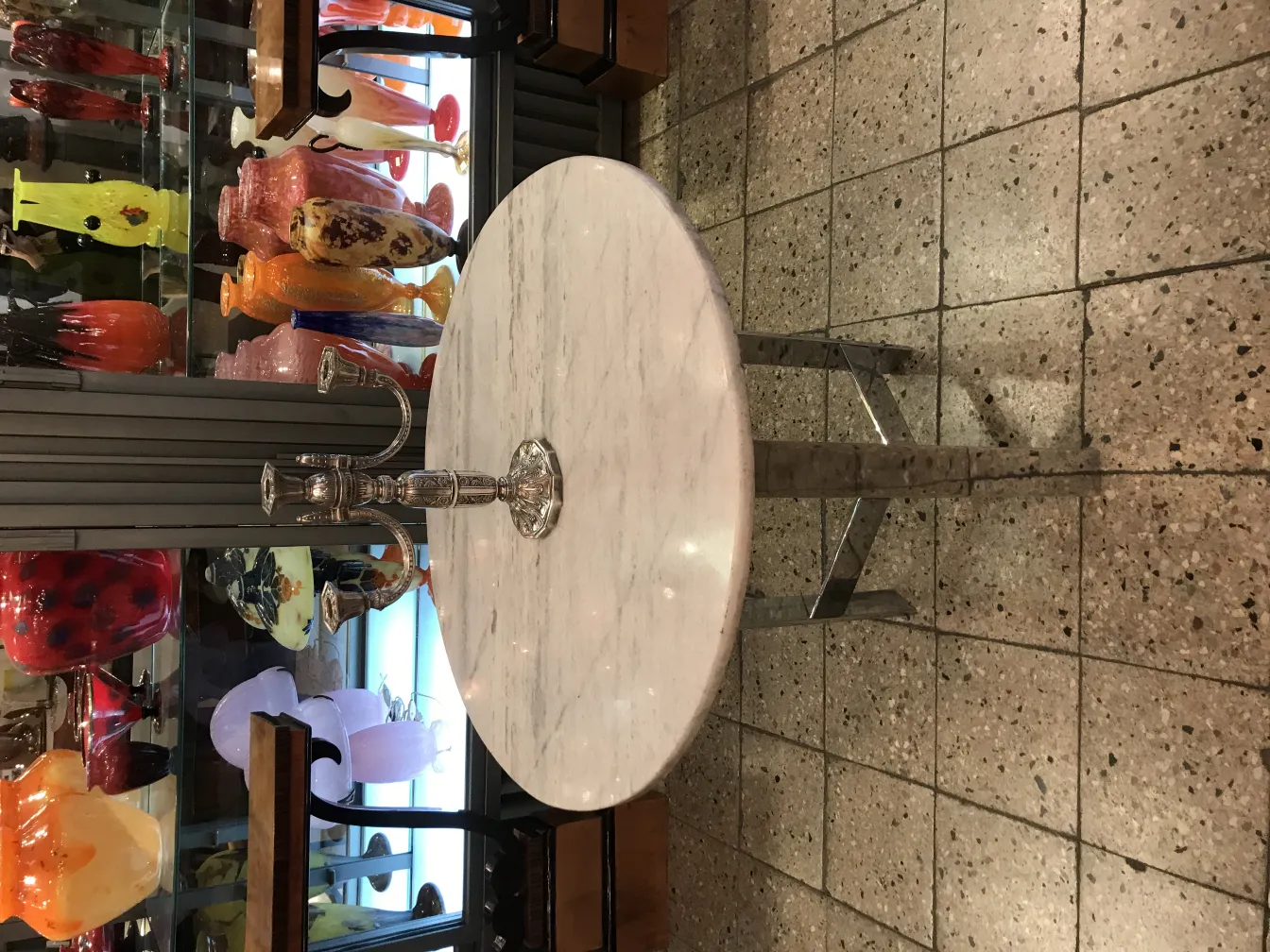 Два антикварных подсвечника с элегантными изгибами на фоне цветных антикварных объектов.