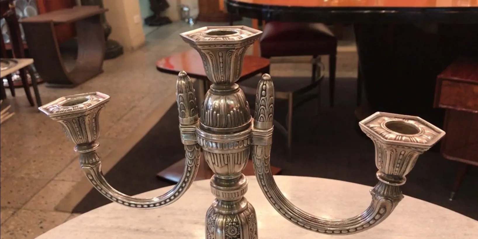 candelabros antiguos decorativos con tres brazos y estilo elegante en un ambiente refinado