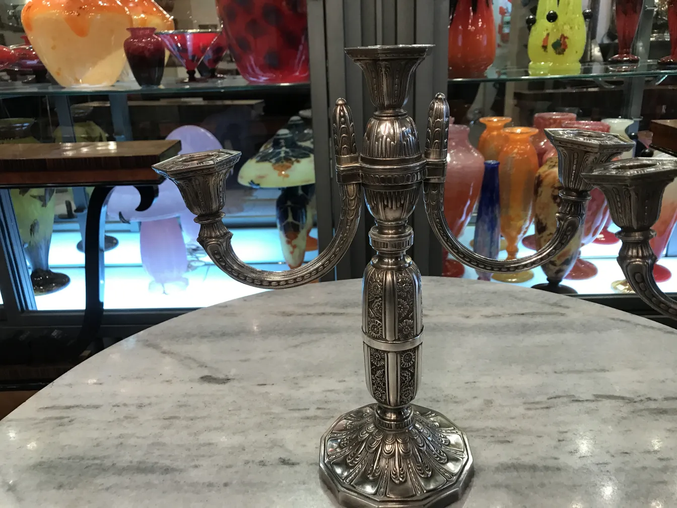 Candelabri antichi in un ambiente decorativo con vasi colorati