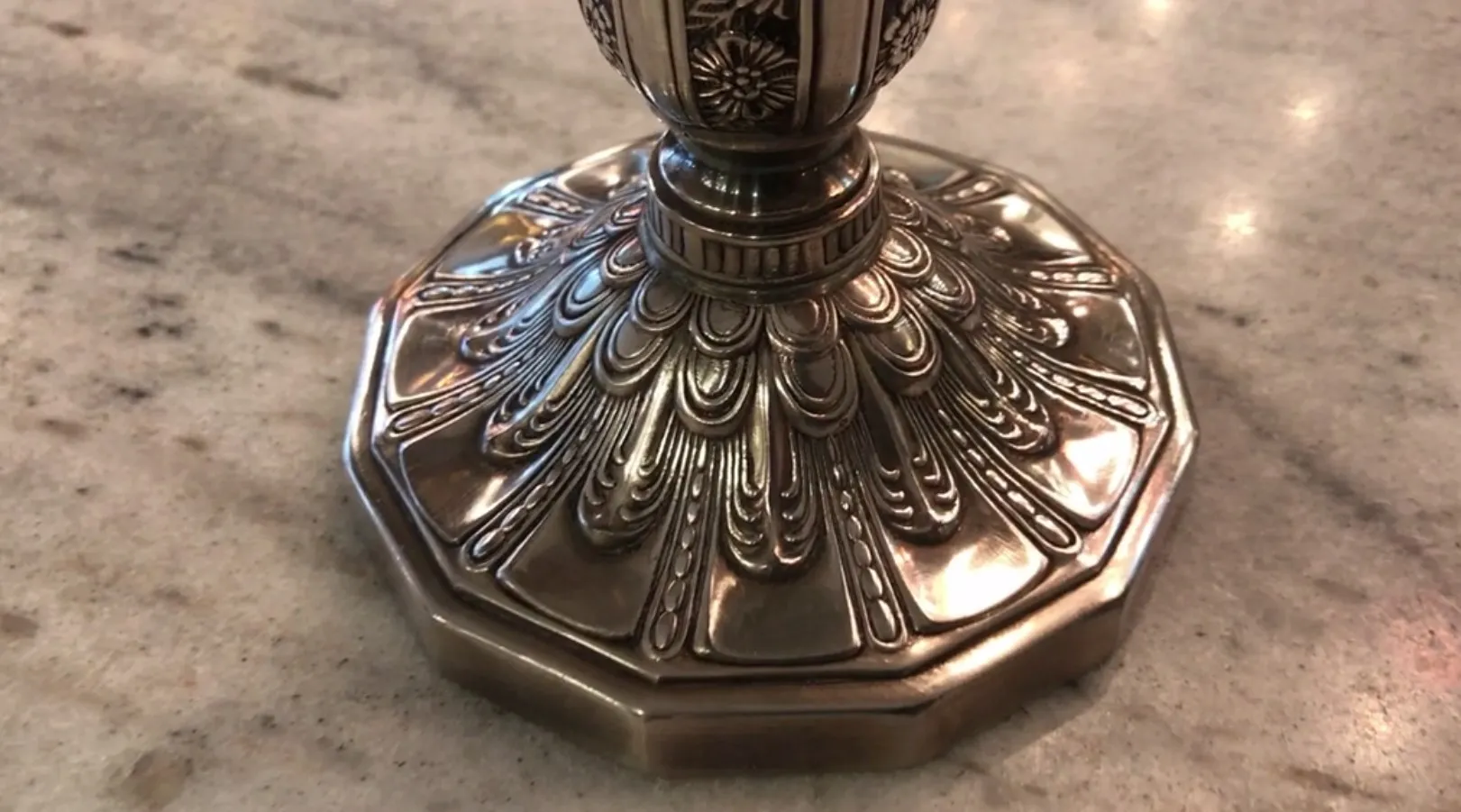 base décorative d'un ancien candélabre, détaillée et élégante