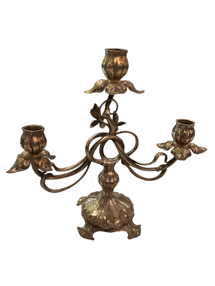 Candelabri antichi con tre bracci e dettagli floreali