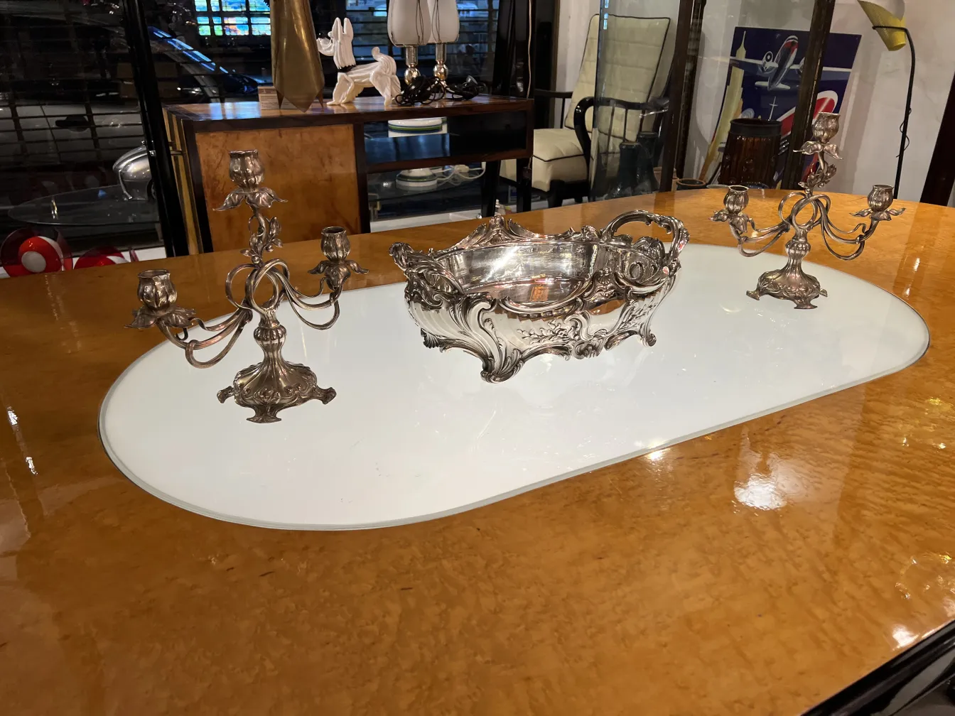 Два античных подсвечника в стиле Ар Нуво в элегантной обстановке.