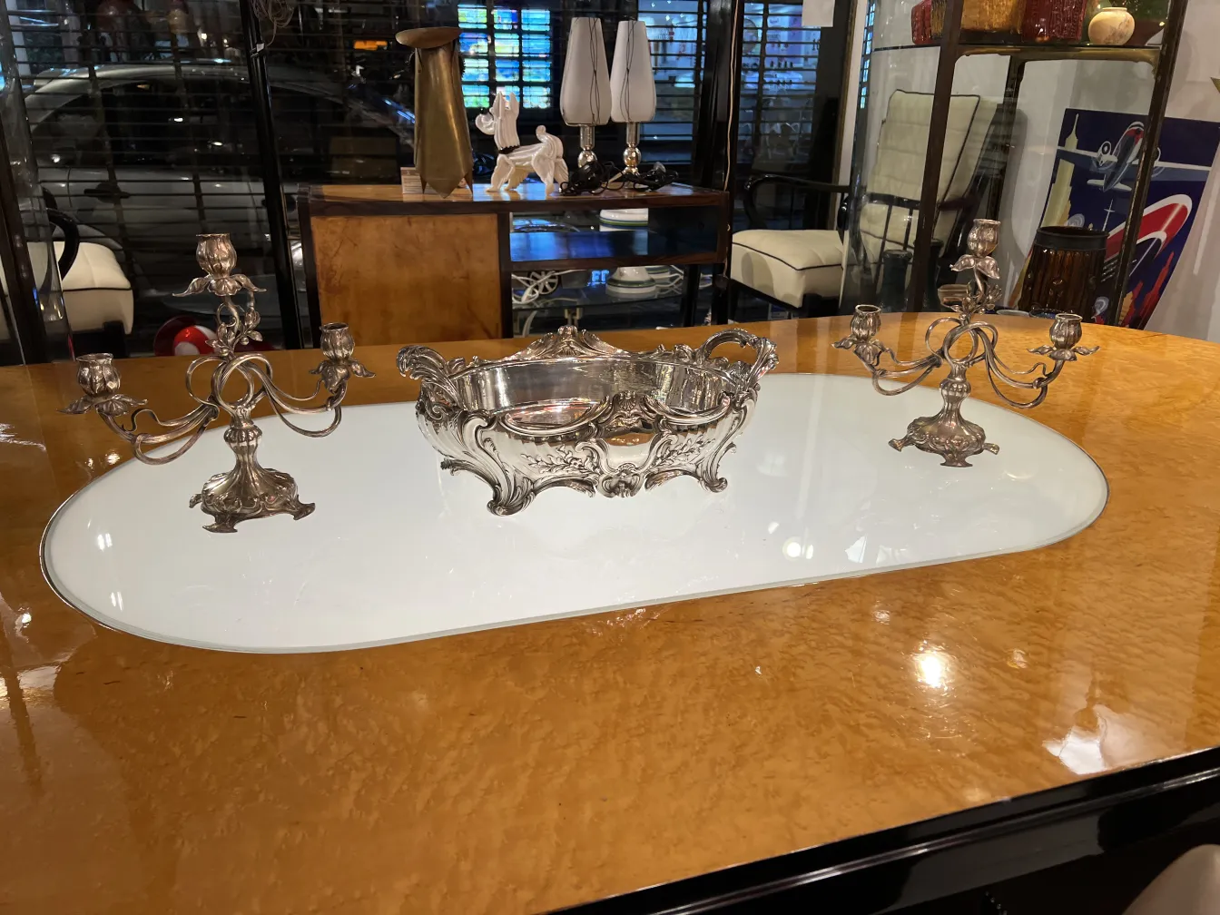 복잡한 세부 사항이 있는 고전 촛대 2개 art nouveau