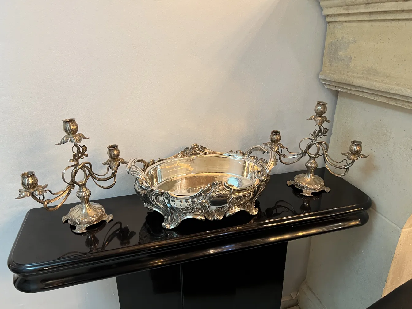 deux candélabres anciens décoratifs sur une table noire