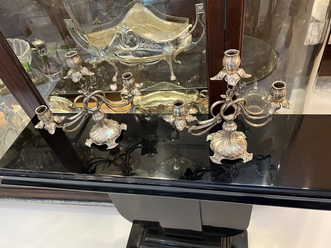 Deux candélabres anciens art nouveau avec détails décoratifs