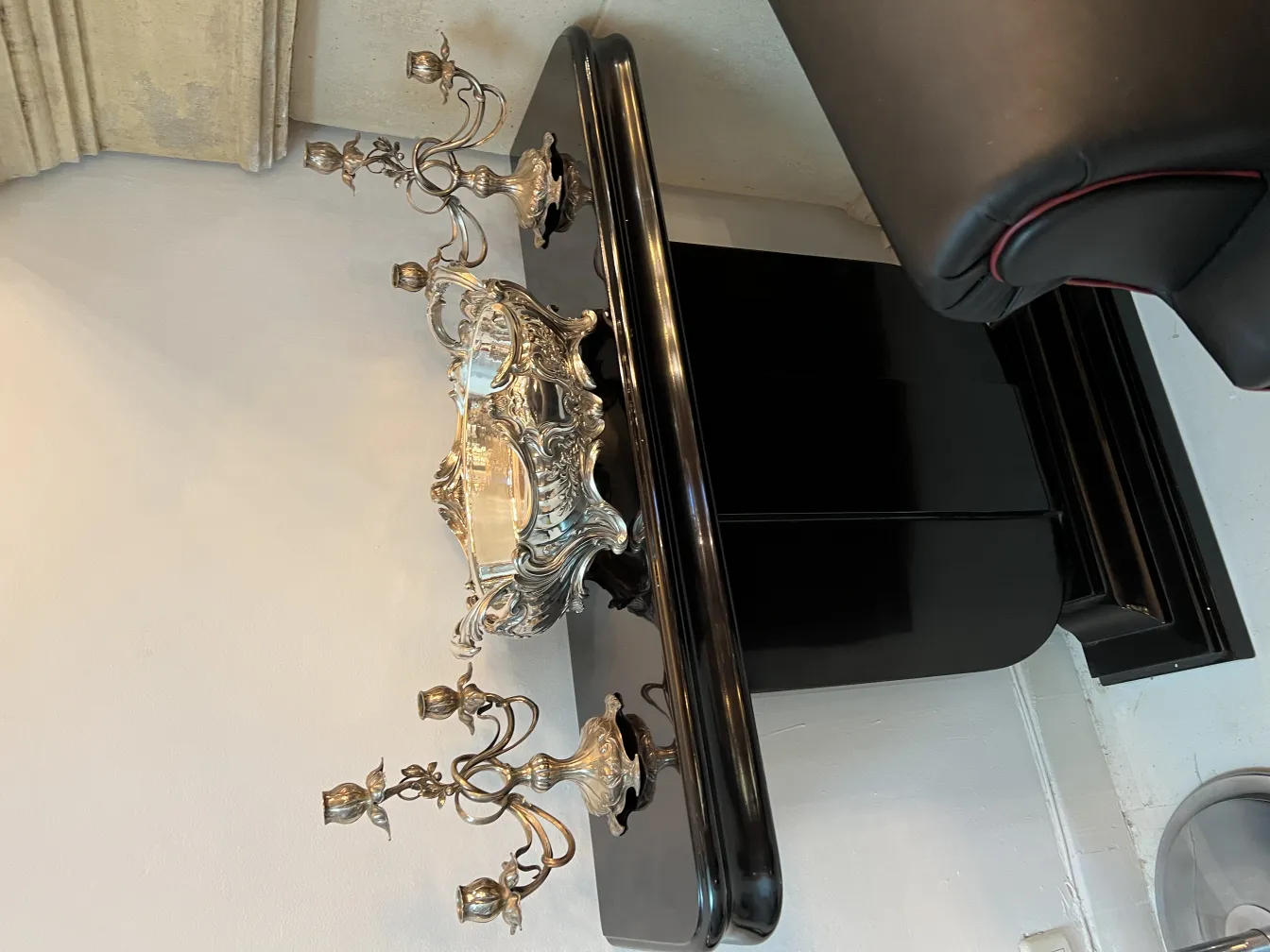 2 castiçais antigos art nouveau decorativos em uma mesa elegante