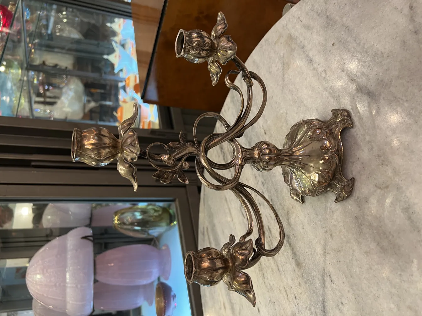 due candelabri antichi con fiori e foglie decorativi