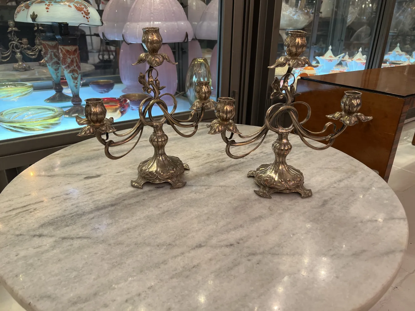 dos candelabros antiguos de diseño elegante en un entorno acogedor.