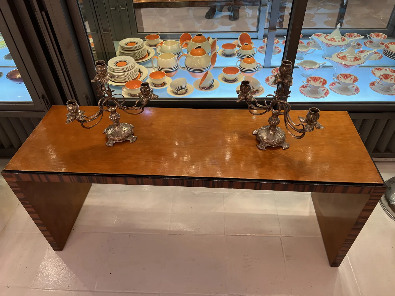 장식용 고대 촛대 2개, 아르누보 스타일, 나무 테이블 위에.