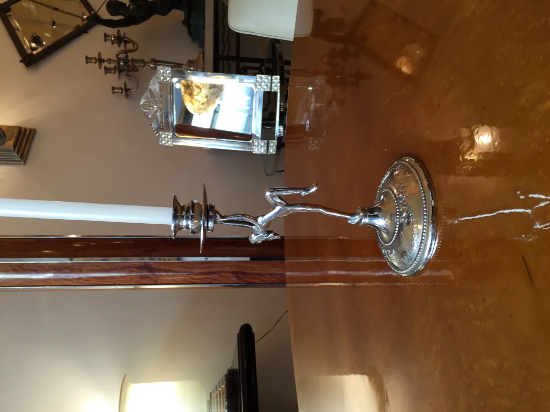 Candelabros antiguos con forma elegante y detalles decorativos, fondo de ambiente clásico.