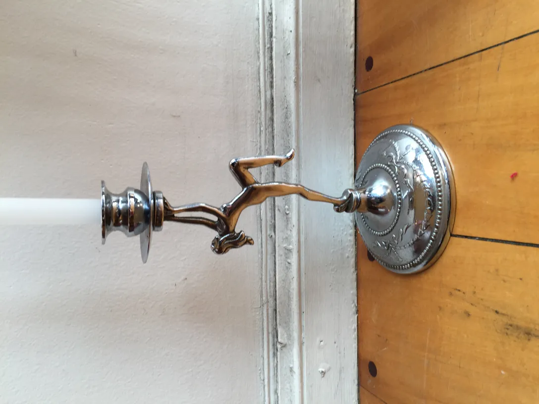 Candélabres anciens de style art nouveau dans un cadre classique