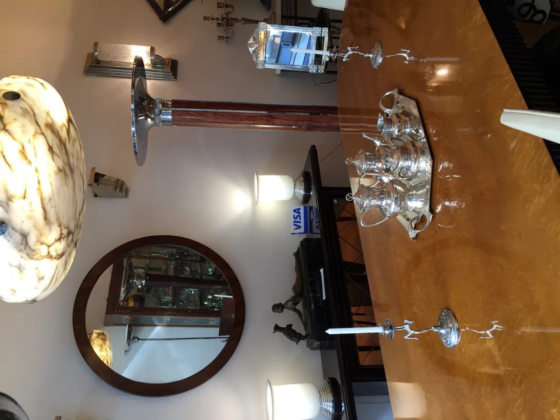 Due eleganti portacandeli antichi art nouveau sul tavolo.