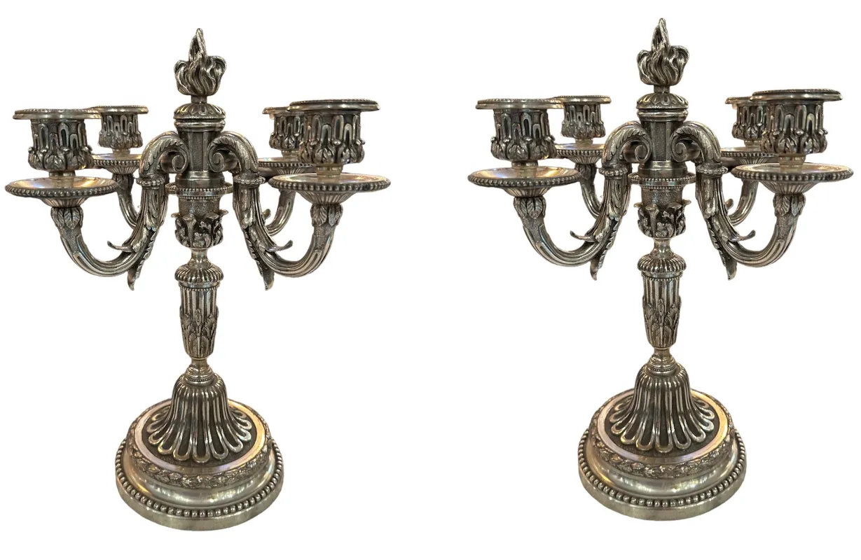 dos candelabros antiguos decorativos con detalles elegantes