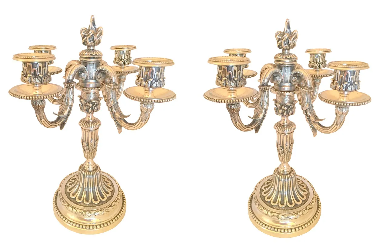 dos candelabros antiguos con detalles ornamentales