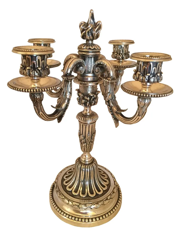 2 candelabros antiguos de estilo Art Nouveau en un ambiente clásico