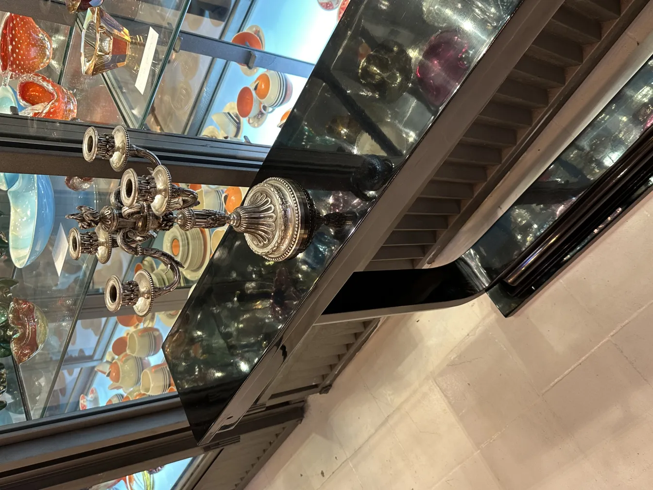 光るテーブルの上に古い燭台2個