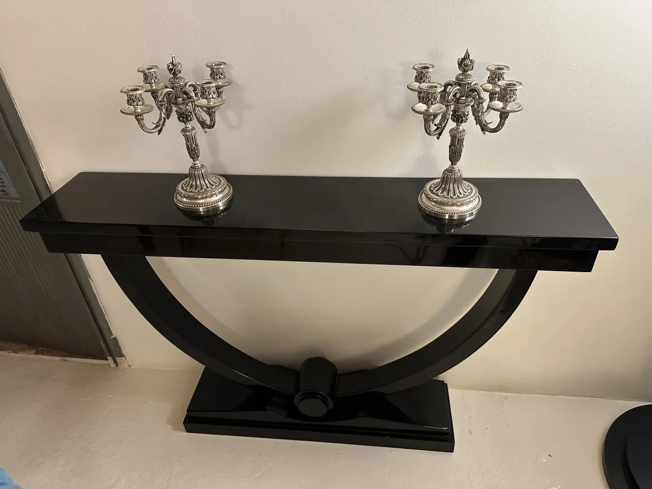 due portacandeli antichi in stile Art Nouveau su un tavolo nero