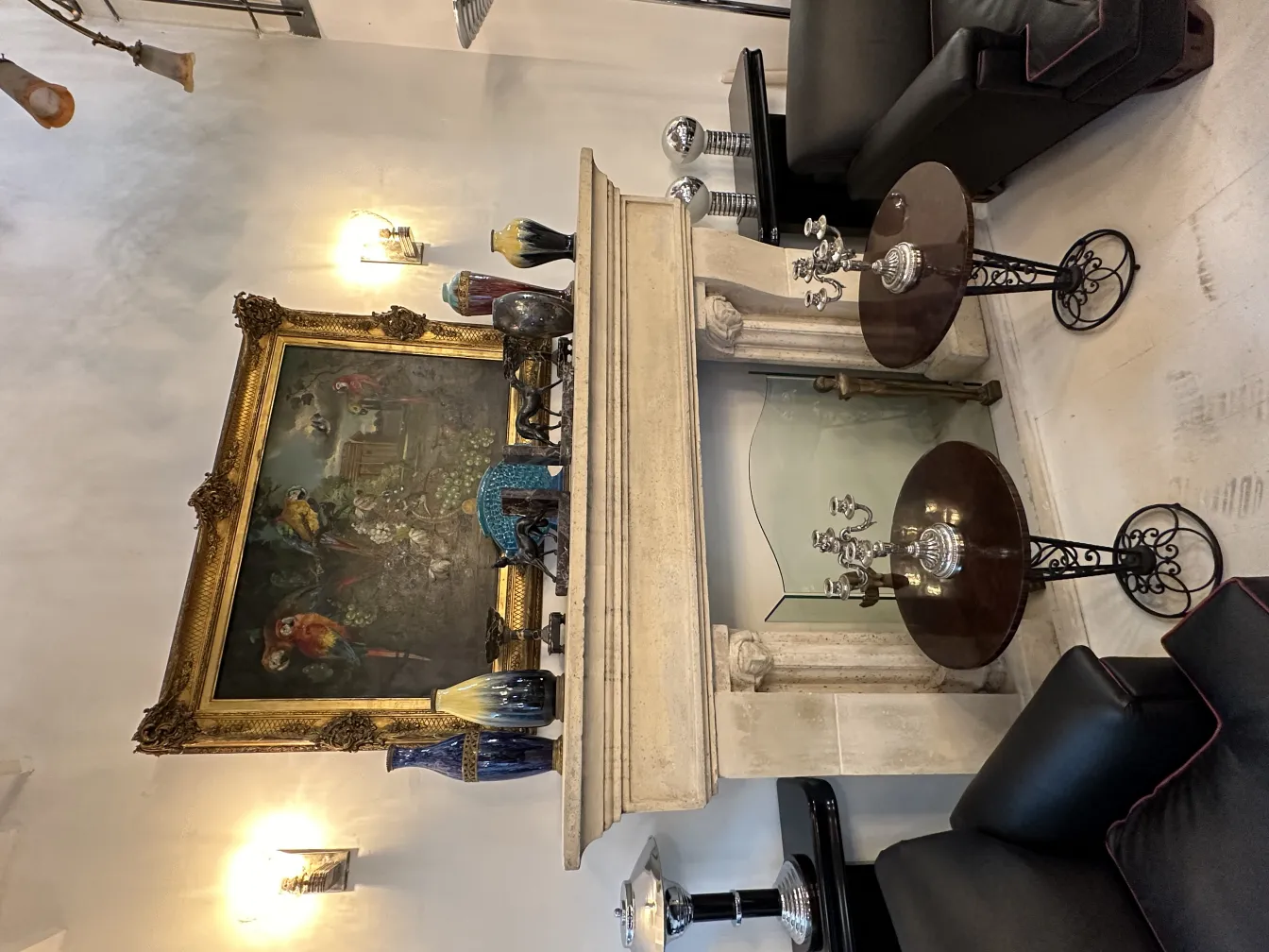 2 candelabri antichi decorativi su un tavolo