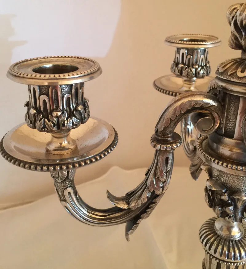 Zwei antike Kerzenhalter art nouveau mit aufwendigen Details.