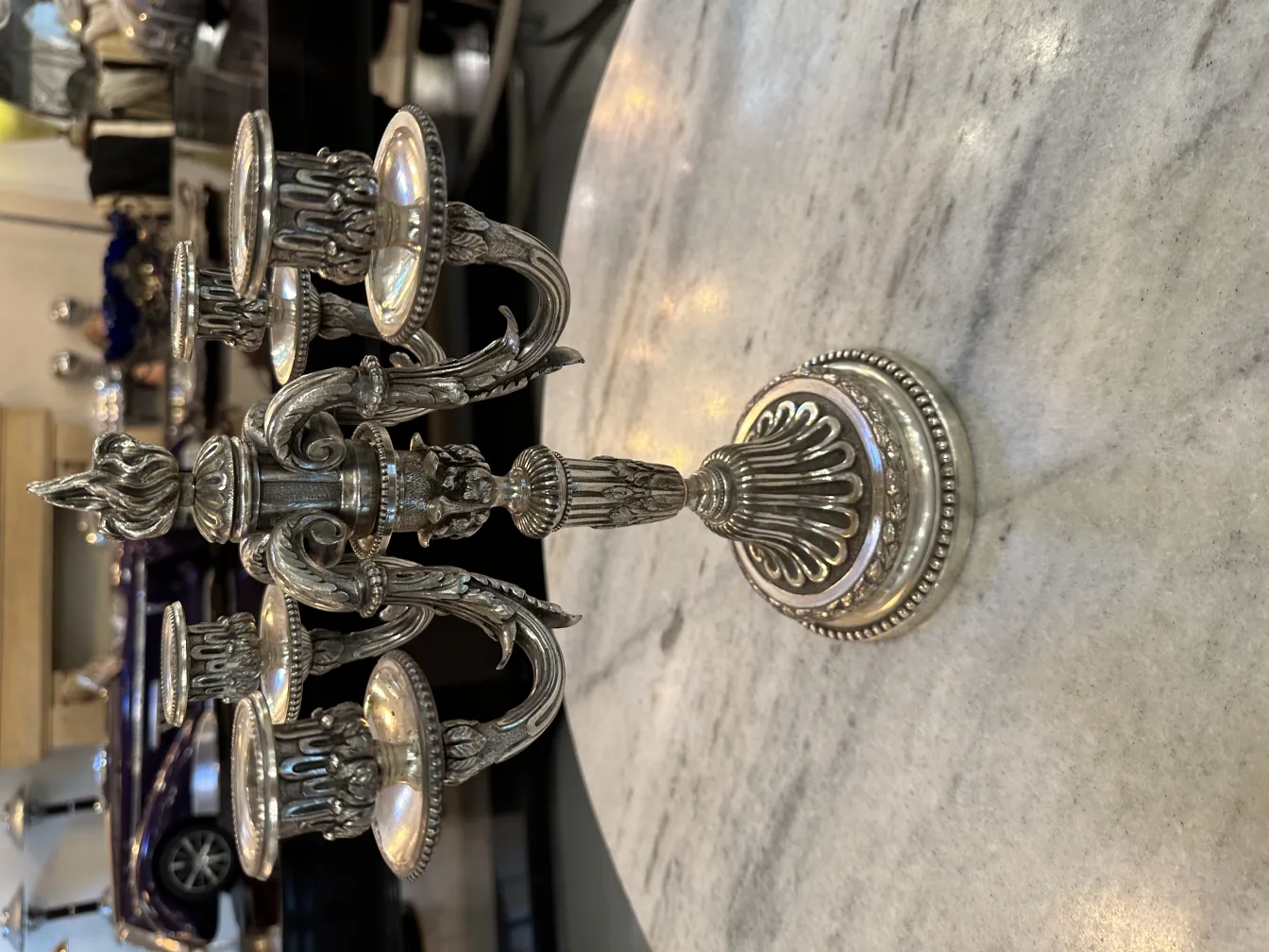 Candelabros antiguos de estilo Art Nouveau en una mesa.