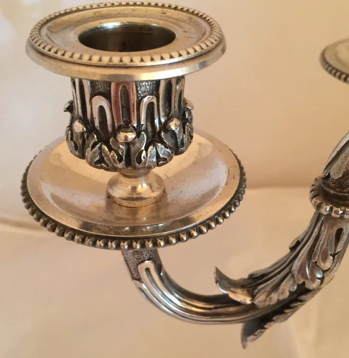 2 castiçais antigos com detalhes ornamentados e forma elegante