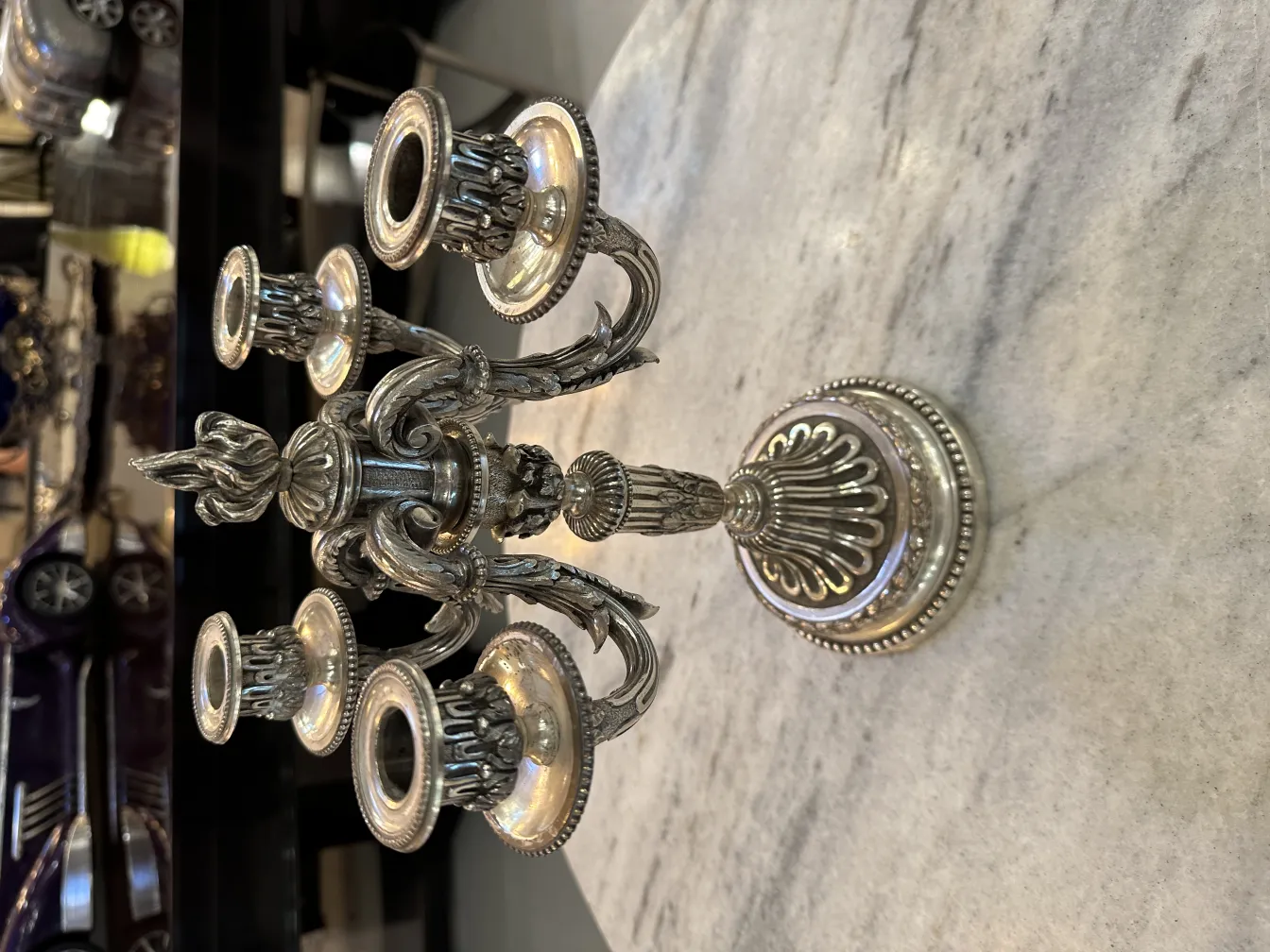 antike Kerzenhalter mit art nouveau Details in einer eleganten Umgebung