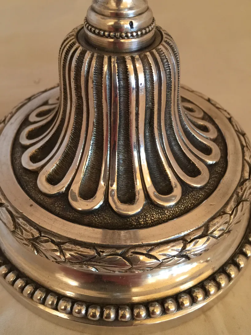 प्राचीन कैंडेलब्रा केdecorative बेस, जिसमें आर्ट नवो विवरण है।