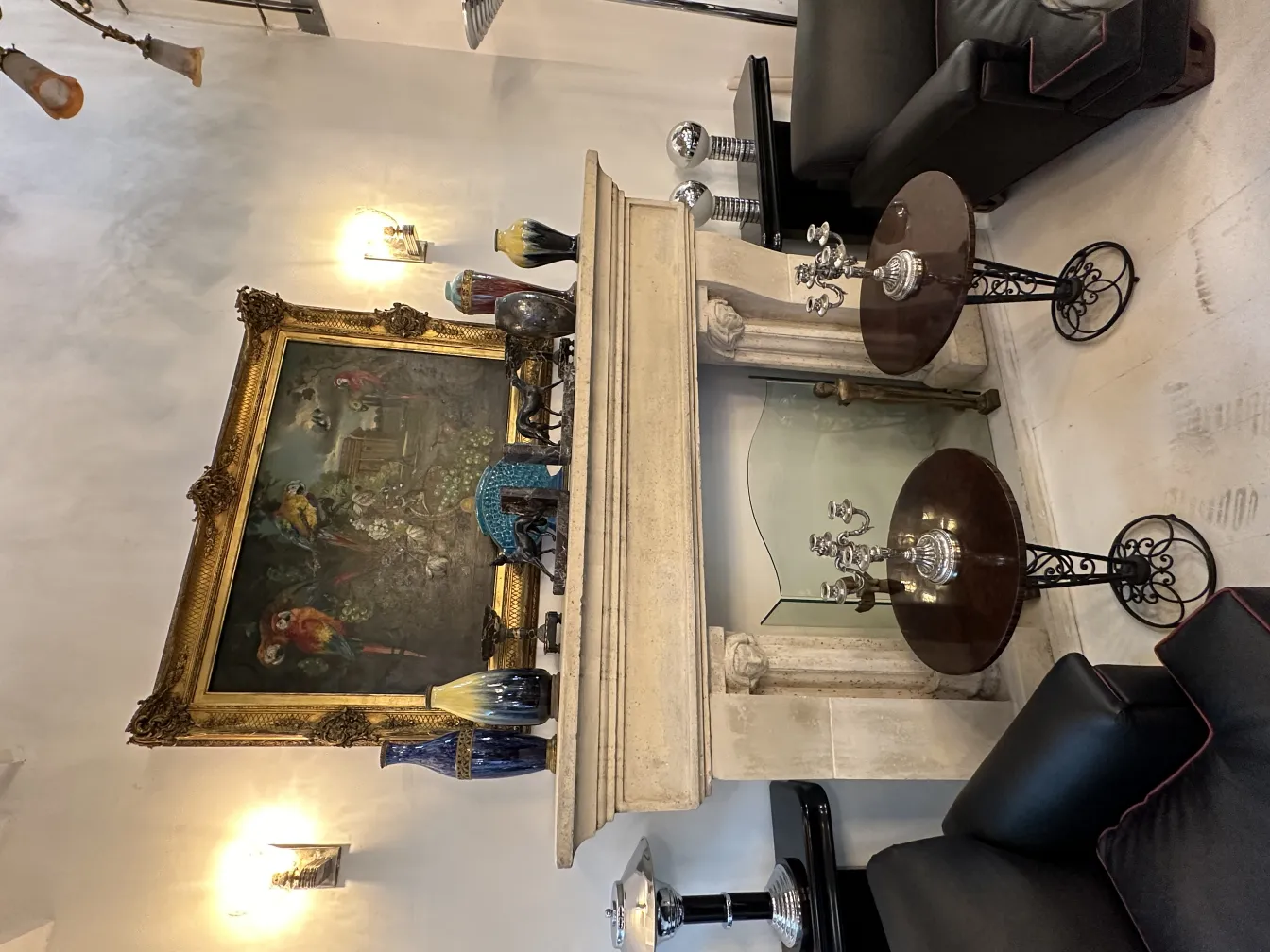 Vue de deux candélabres anciens avec décoration, dans un cadre élégant