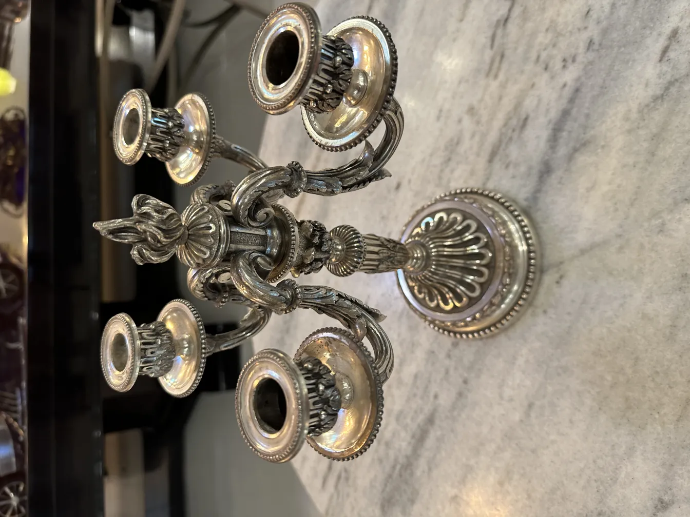 Candelabri antichi in stile art nouveau con design dettagliati.