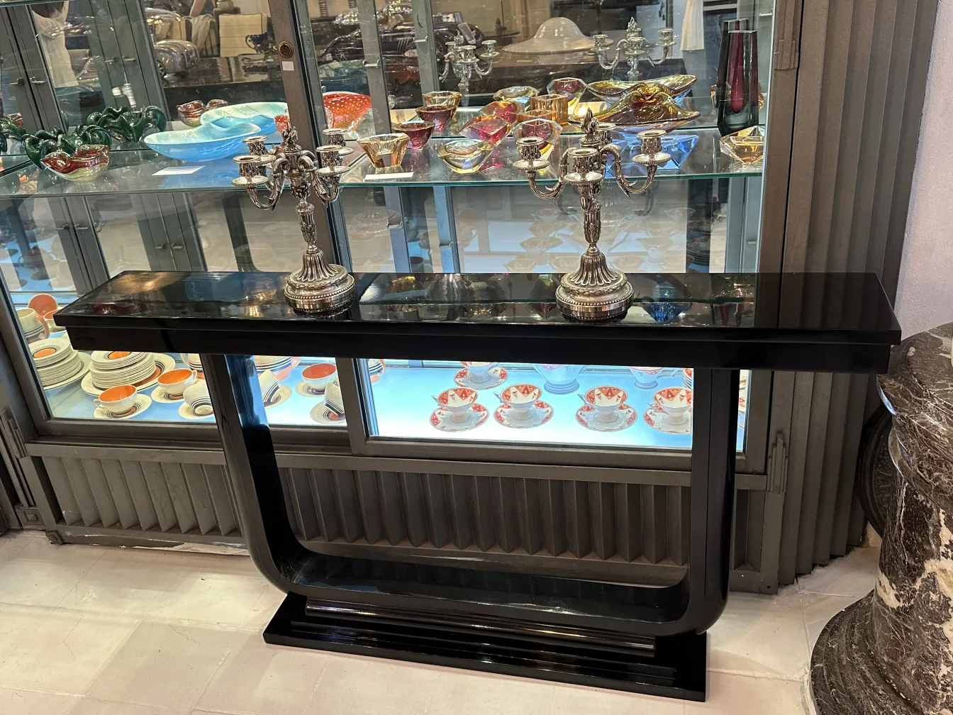 पुरानी कैंडेलब्रा का जोड़ा art nouveau एक मेज पर रंगीन प्लेटों के पीछे