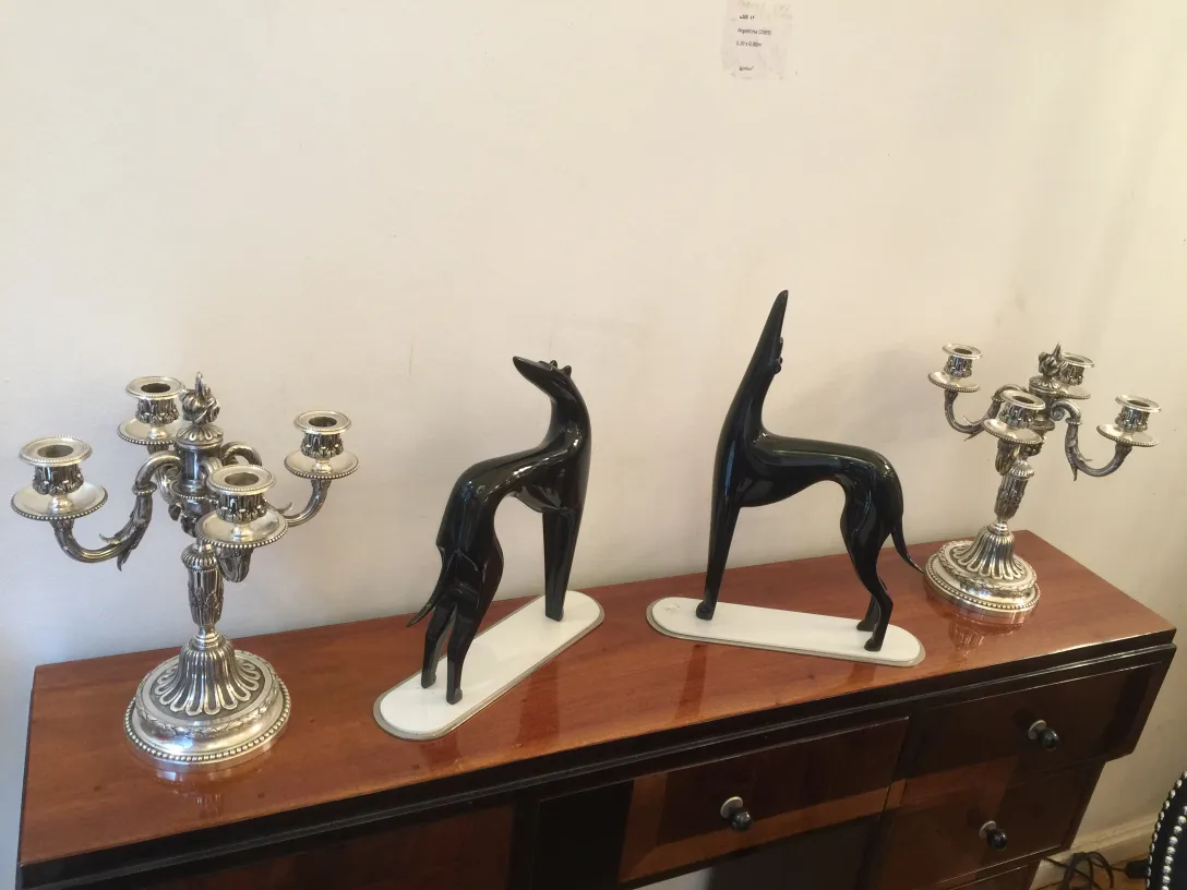 古董烛台，独特的细节，浅色背景