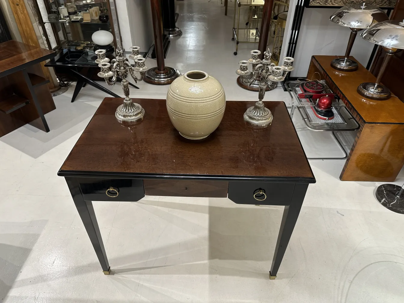 deux candélabres anciens sur une table en bois