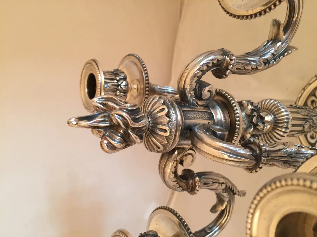 Dos candelabros antiguos art nouveau con diseño ornamentado.