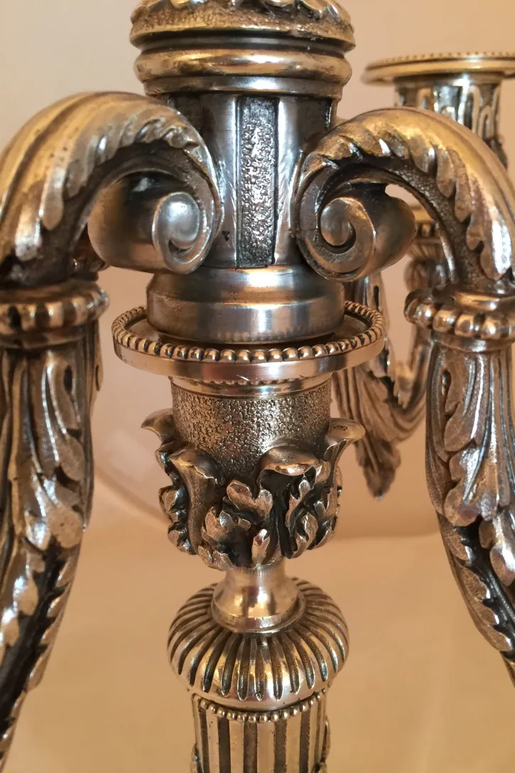 Пара антикварных подсвечников art nouveau с сложными деталями, элегантная обстановка