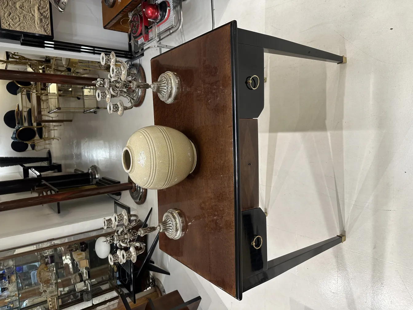 Zwei antike Kerzenhalter im Art Nouveau-Stil in einer eleganten Umgebung.