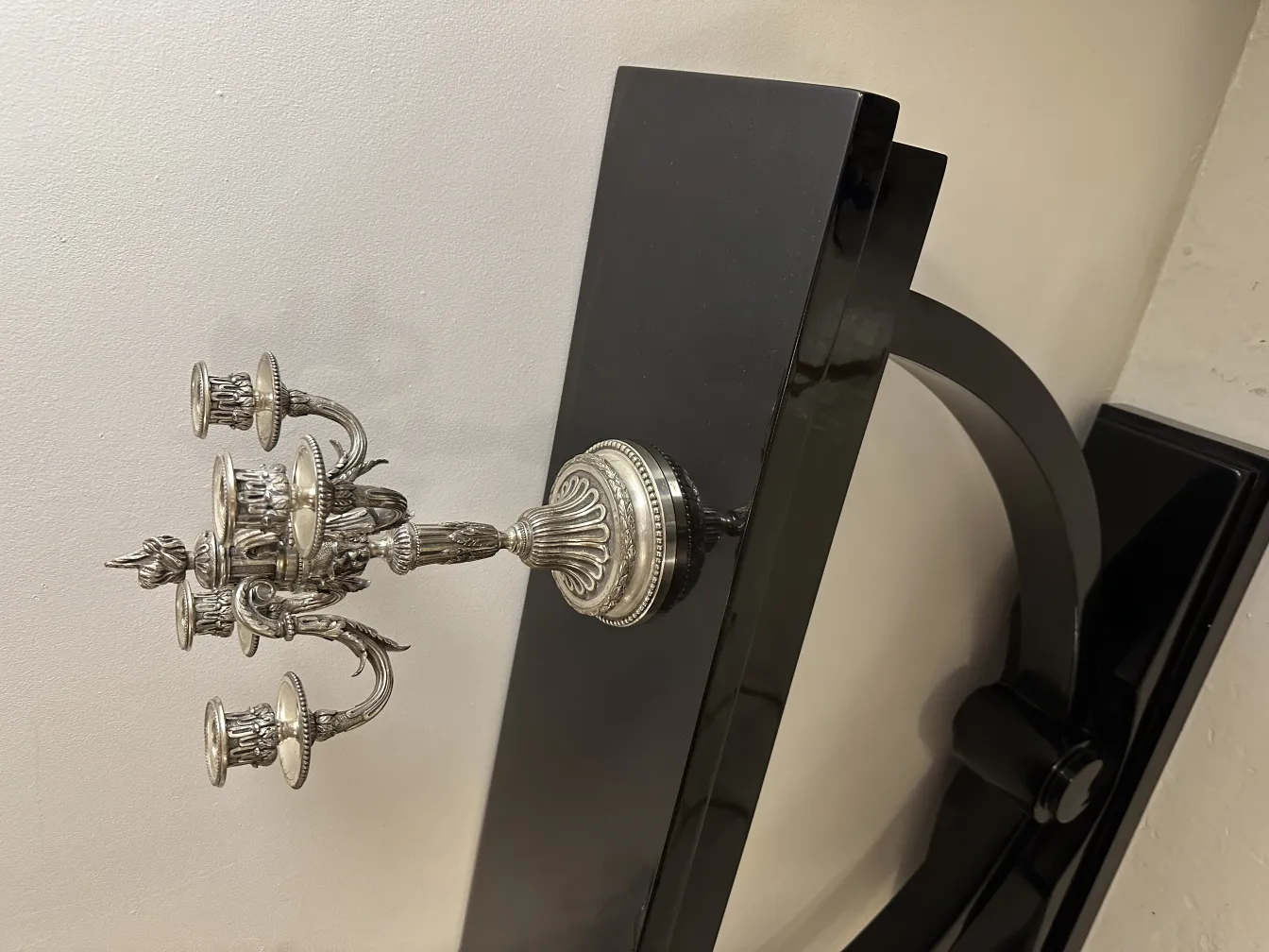 2 candelabri antichi decorativi con dettagli eleganti