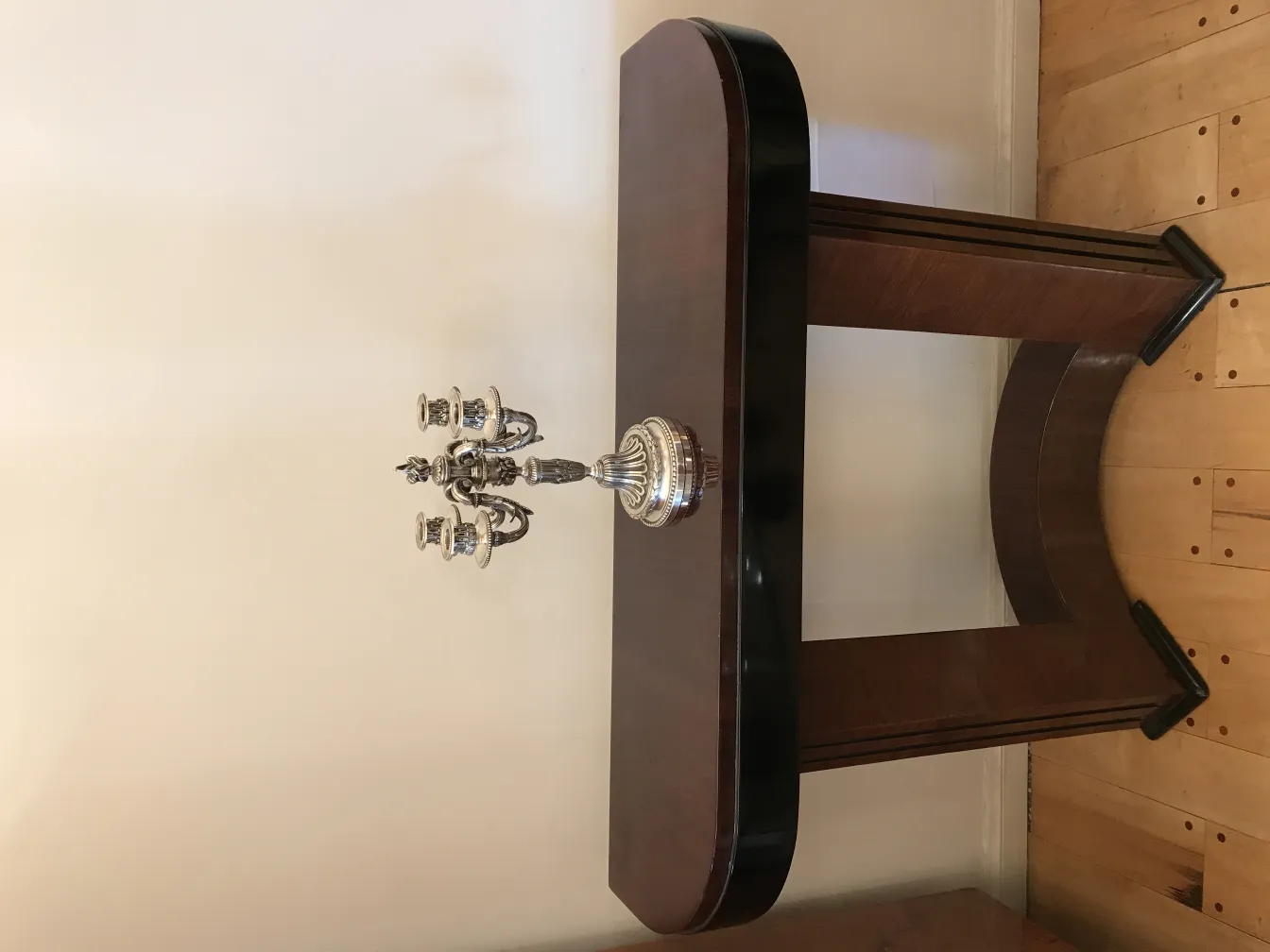 Castiçais antigos em estilo Art Nouveau sobre mesa, ambiente clássico.