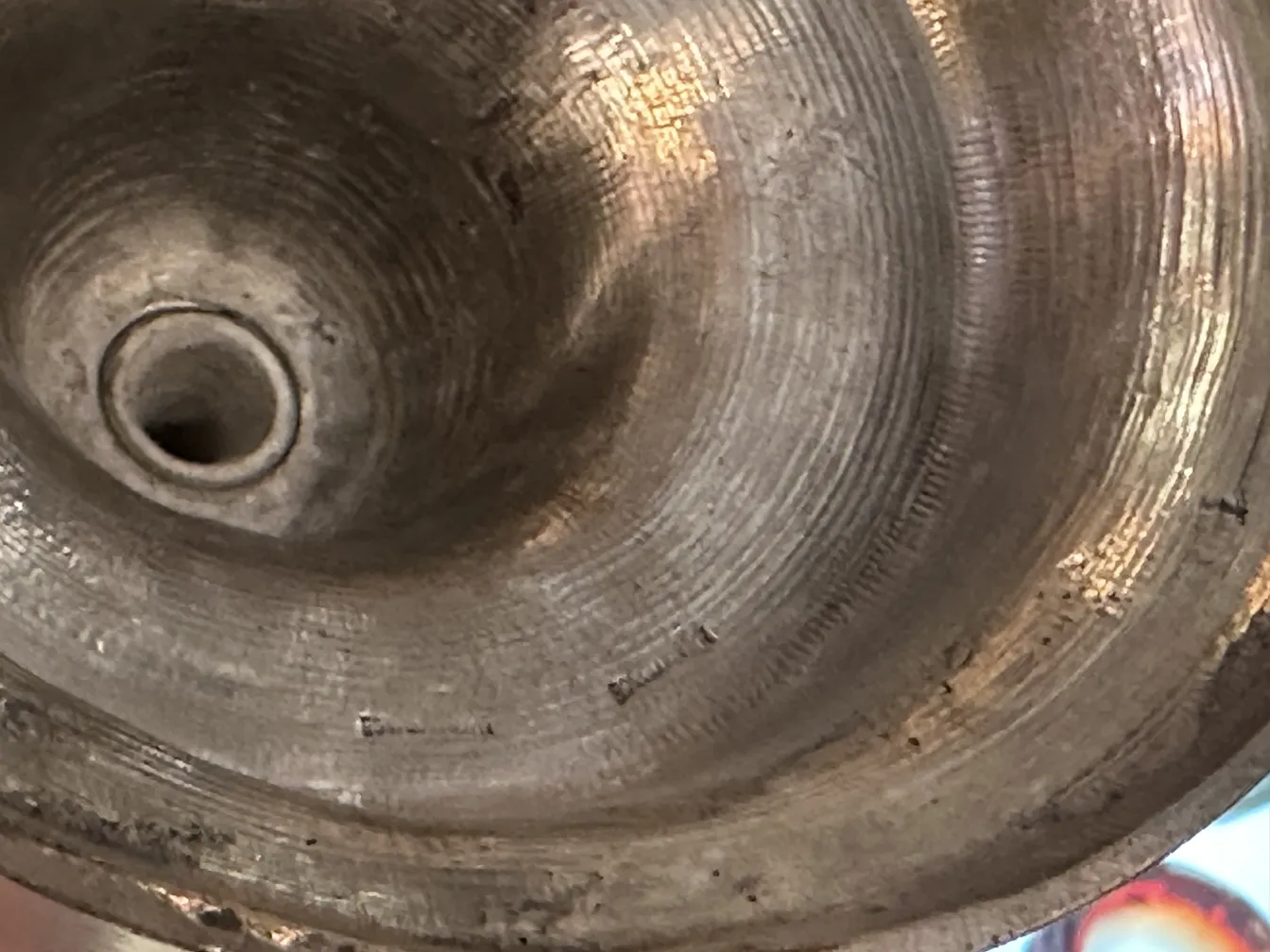 شمعدانات قديمة، تفاصيل آرت نوفو لامعة