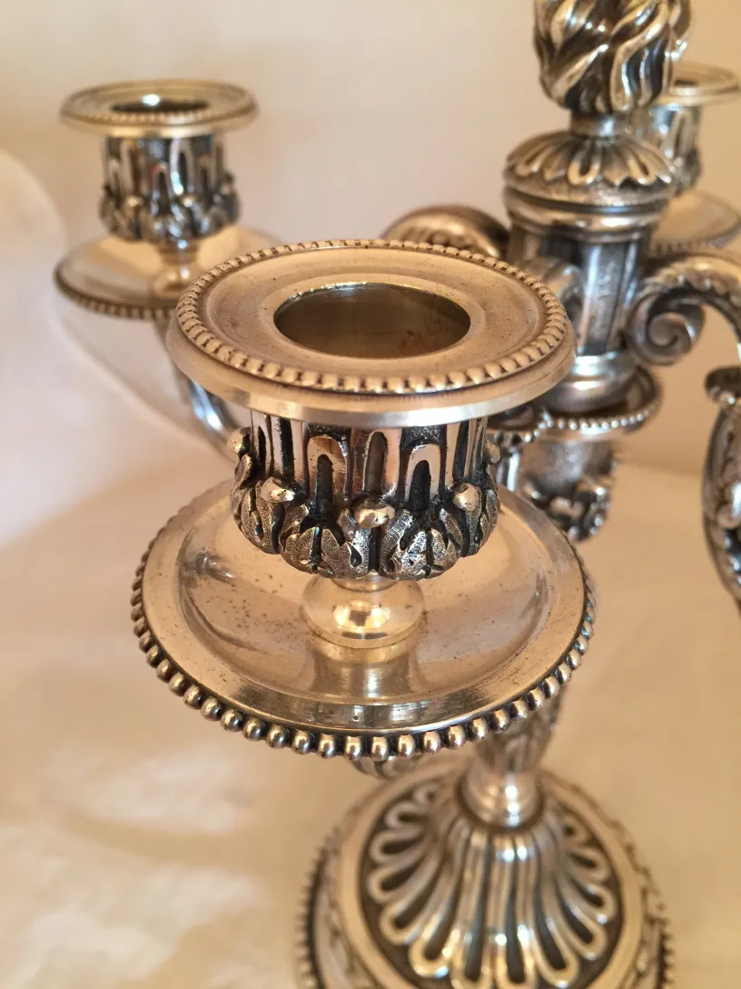 dois castiçais antigos com detalhes intrincados