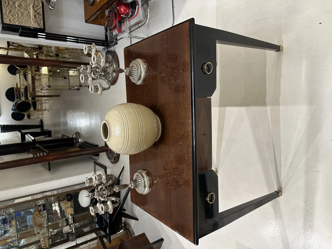 Deux candélabres anciens dans un cadre élégant, l'un avec un design complexe et l'autre simple.