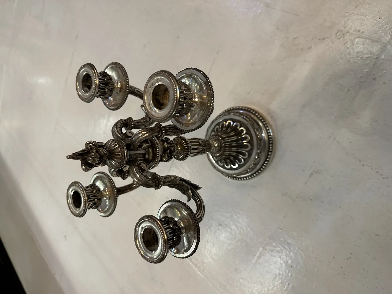 deux candélabres anciens décoratifs avec plusieurs bras.